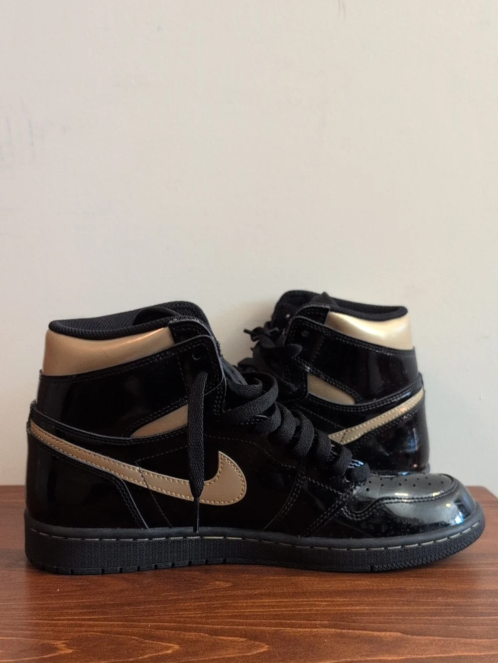Nike Air Jordan 1 Retro High OG Metallic Gold Sz 10